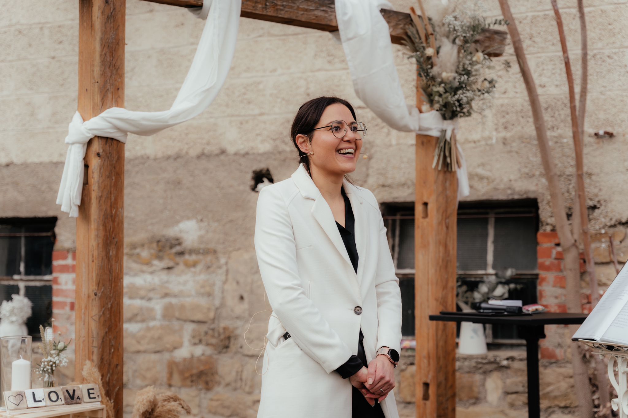 Sarah moderiert eine Hochzeitsfeier